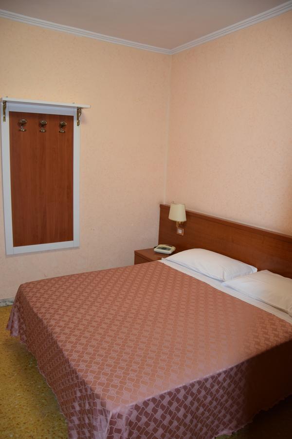 Hotel Bruna Рим Екстериор снимка
