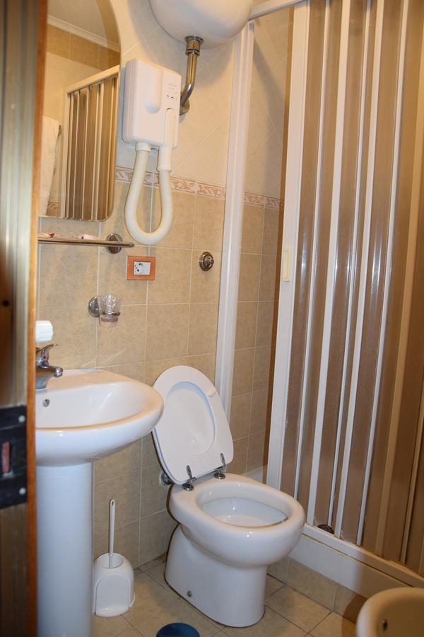 Hotel Bruna Рим Екстериор снимка